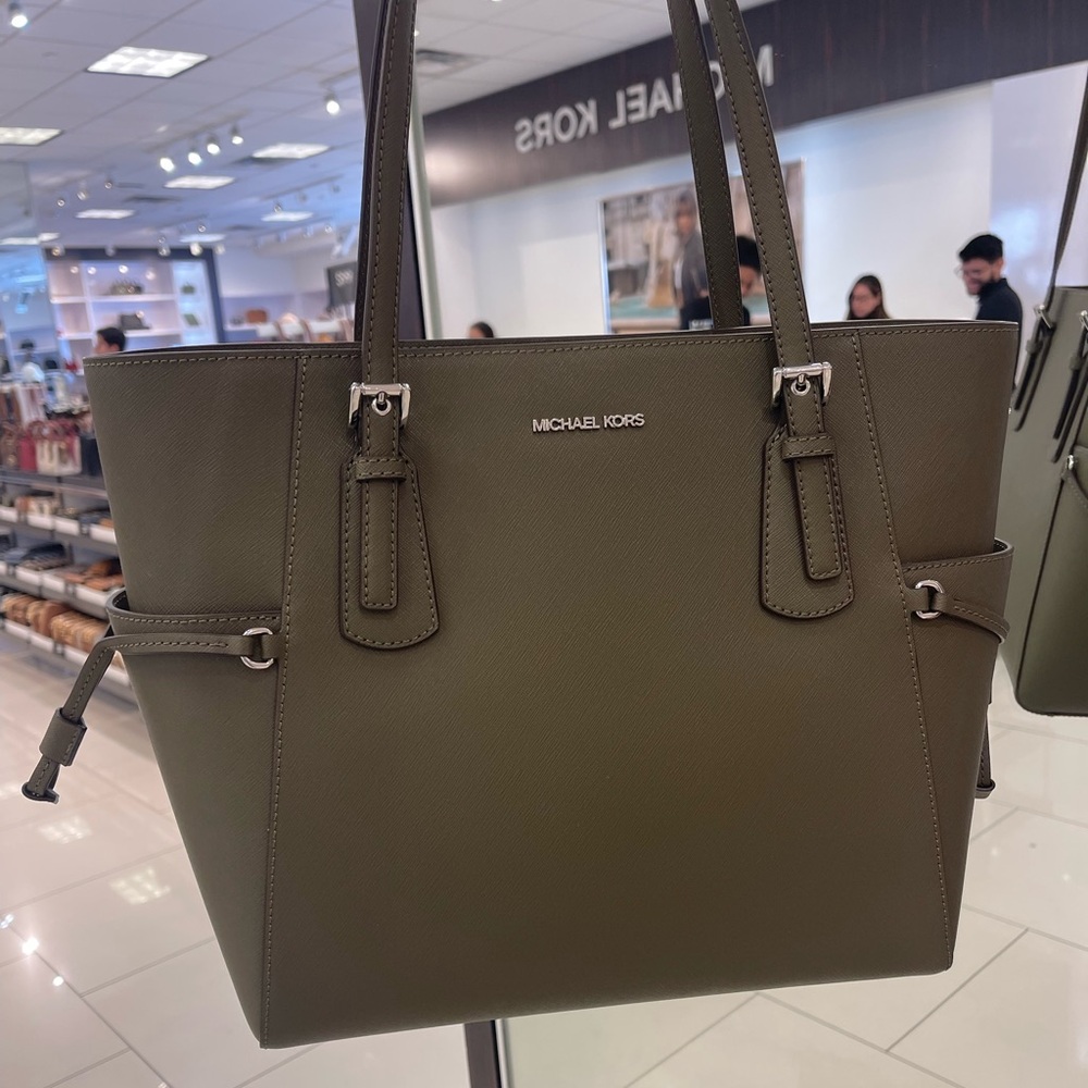 MICHAEL KORS Voyager Large Saffiano Leather EW Tote Shoulder Bag
Olive
NWT - Picture 16 of 16